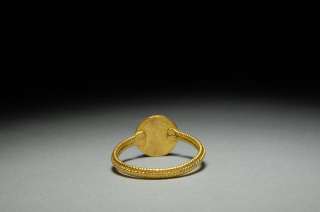 Roman/Islamic gold ring set with an attractive piece of blue glass 