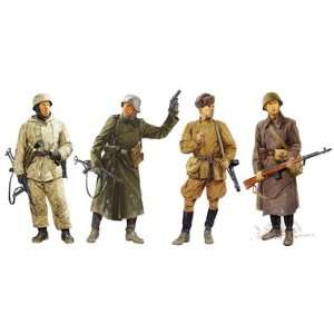   : Dragon Models 1/35 Ostfront Winter Combatants 1942 43: Toys & Games