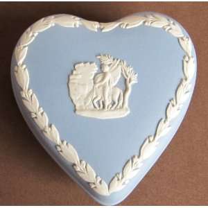  Vintage WEDGWOOD Heart Shape TRINKET BOX w LID White on 