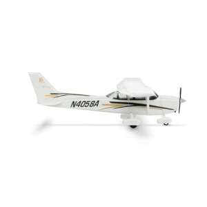  Wings Cessna C172 Skyhawk 187 Scale Model Airplane Toys & Games