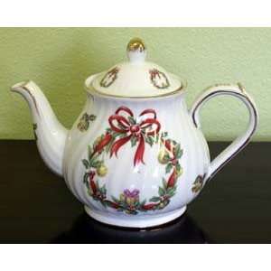  Christmas Ribbon & Wreath 6 Cup Teapot: Kitchen & Dining