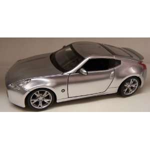  Maisto 1/24 Scale Diecast 2009 Nissan 370z in Color Silver 