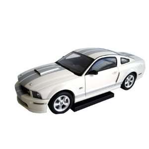   2007, 1:18, White) Ford diecast car model, silver stripe: Toys & Games