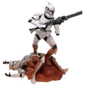    Star Wars Unleashed Red Clone Trooper Action Figure: Toys & Games